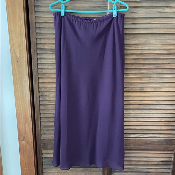 Elegant Purple/Burgundy Top and Skirt Ensemble ( Size 12) - Picture 7 of 16
